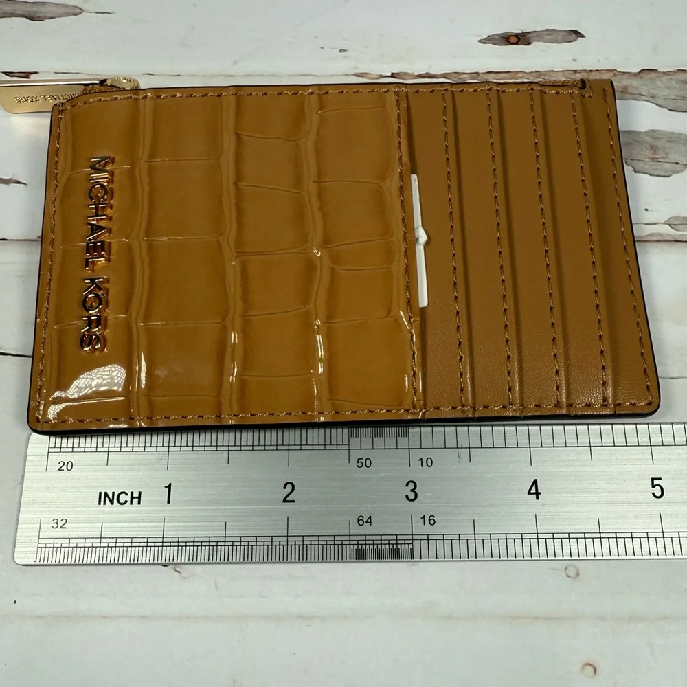 NWT Michael Kors jet set travel medium card case.